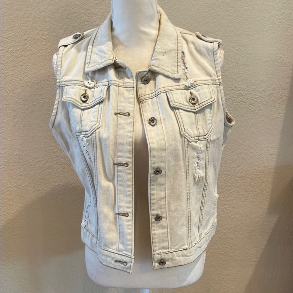 Chic Extreme lightened Sleeveless Distressed Denim Jacket